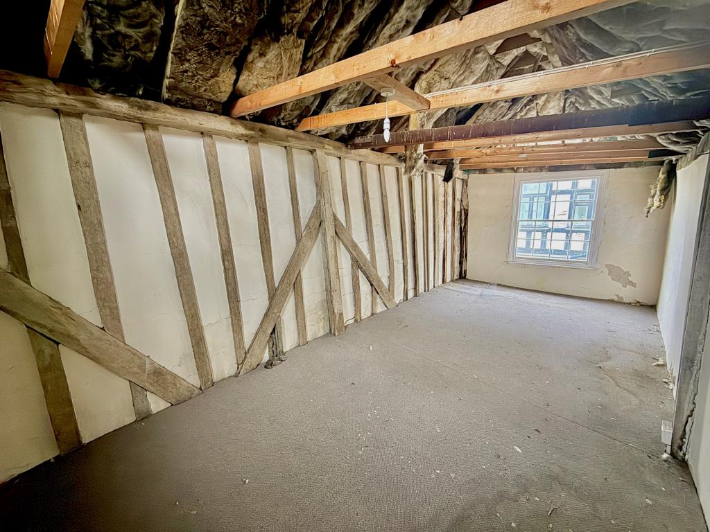 Lot: 31 - UPPER PARTS WITH POTENTIAL AND LARGE HARDSTANDING TO REAR - Third floor room one
